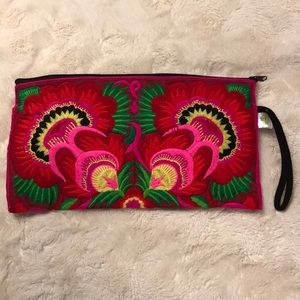 **NEW** Embroidered Wristlet Purse ❣️RED❣️